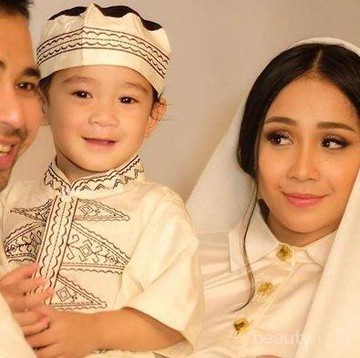Intip 5 Inspirasi Style Baju Lebaran Keluarga Warna Putih yang Indah dan Tidak Membosankan