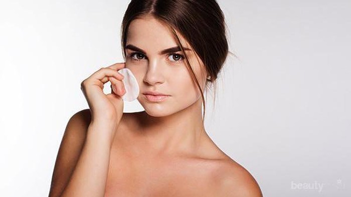 Mulai Menggunakan Tangan Hingga Kapas, Begini Cara Mengaplikasikan Toner Sesuai Jenis Kulit!
