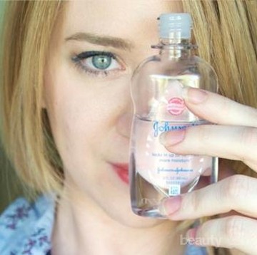 Punya Baby Oil? Kamu Bisa Memanfaatkannya untuk Menghilangkan Komedo Pada Wajah Lho!