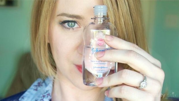 Punya Baby Oil? Kamu Bisa Memanfaatkannya untuk Menghilangkan Komedo Pada Wajah Lho!