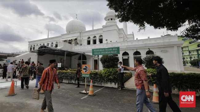 Umat muslim melakukan salat Jumat ditengah himbauan peniadaan kegiatan salat Jumat di Masjid Agung Al Azhar, Jakarta, Jumat, 20 Maret 2020. Pemerintah menghimbau meniadakan kegiatan salat Jumat selama dua pekan ke depan, guna mencegah penyebaran virus corona (covid-19). Himbauan ini menyusul Fatwa Majelis Ulama Indonesia (MUI) Nomor 14/2020 tentang Penyelenggaraan Ibadah dalam Situasi Terjadi Wabah Covid-19. (CNNIndonesia/Adhi Wicaksono)