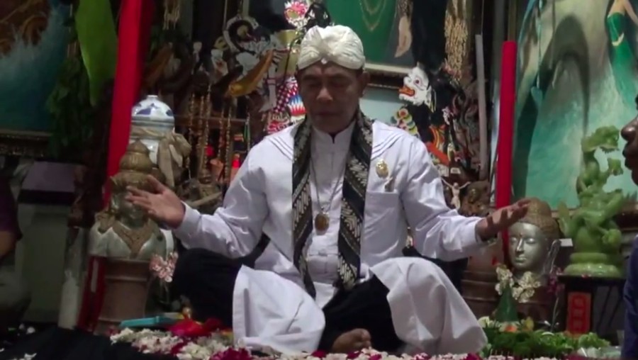 Tokoh spiritual Jawa, Mbah Bejo menggelar ritual tolak bala untuk mengusir wabah Corona.