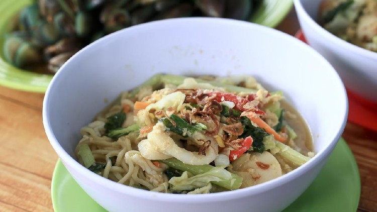 Mi tek-tek memang paling pas dinikmati bersama acar dan kerupuk ya? Sekarang Bunda bisa buat sendiri di rumah, lho! Cek yuk, resep mi tek-tek berikut!