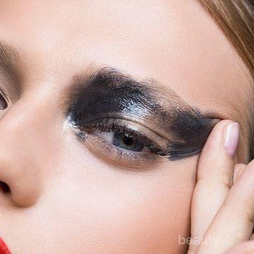 7 Kesalahan yang Sering Kamu Lakukan Saat Membersihkan Makeup Mata