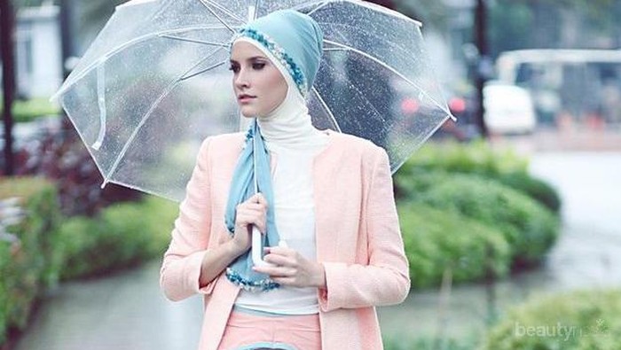 5 Perlengkapan Wajib Pakai Saat Traveling di Musim Hujan untuk Hijabers, Tak Boleh Lupa Ya!