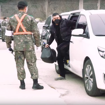 Jalani Wajib Militer, Seungri Diantar oleh Sang Kekasih?