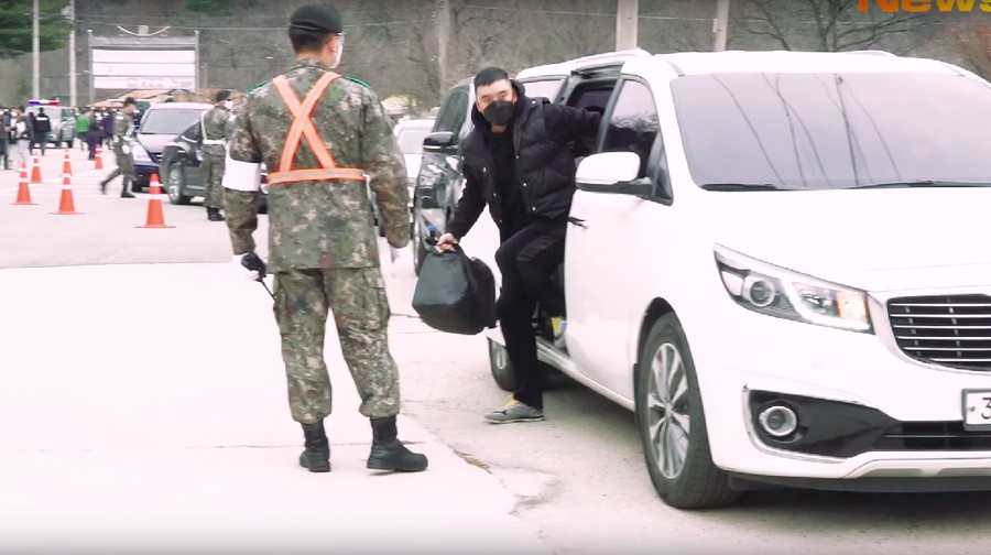 Saat menjalani wajib militer, beredar rumor jika Seungri diantar oleh pacarnya yang juga berada di dalam mobilnya. Perempuan itu diduga bernama Yoo Hyewon.