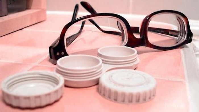 Pilih Softlens atau Kacamata? Ketahui Dulu Fakta Pentingnya Ini!