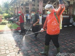 Ber-APD Lengkap, Bupati Magelang Semprot Disinfektan di Rumah Dinas-Lapangan