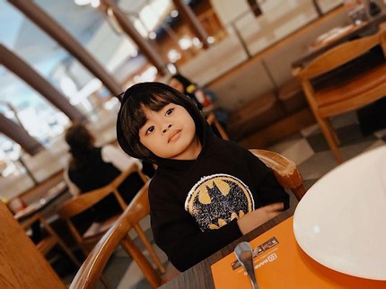 5 Foto Anak Pertama Melody Prima, Ganteng Mirip Sang Ayah