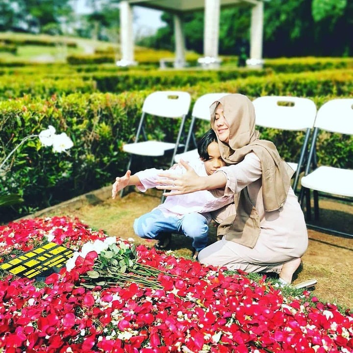 Momen Noah tak bisa lepas dari BCL setelah ditinggal Ashraf selamanya. Bikin hati ikut teriris ya, Bunda?