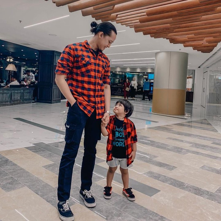 <p>Kompak banget nih ayah Tommy dan Baim pakai baju merah kotak-kotak. Sama gantengnya ya, Bunda? (Foto: Instagram @melodyprima)</p>