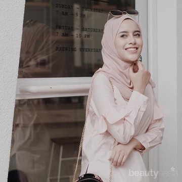 Padu Padan Hijab Warna Peach Ini Dijamin Bikin Kamu Semakin Menarik Perhatian