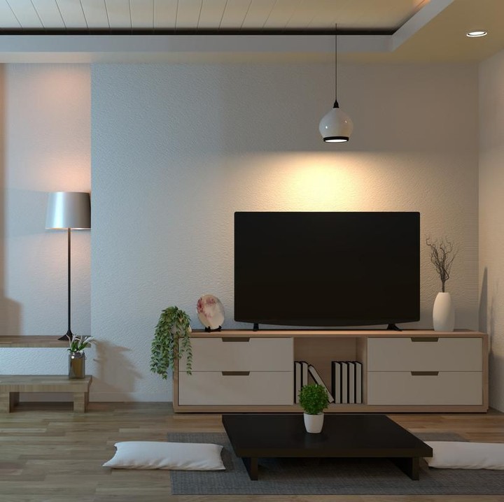 Furnitur rendah, seperti meja pendek bisa diletakkan di ruang keluarga, Bun. Jangan lupa letakkan bantal duduk ya. (Foto: iStock)