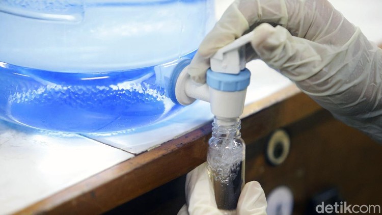 Universitas Indonesia memproduksi hand sanitizer sendiri. Produksi cairan pencuci tangan ini untuk memenuhi pemintaan dari UI, sekolah-sekolah dan RS di tengah wabah corona.