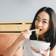 Psst, Ini Makanan yang Dijamin Tahan Lama untuk Para Anak Kos di Akhir Bulan!