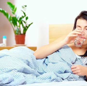 Alasan Mengapa Kamu Harus Minum Air Putih Sebelum Tidur