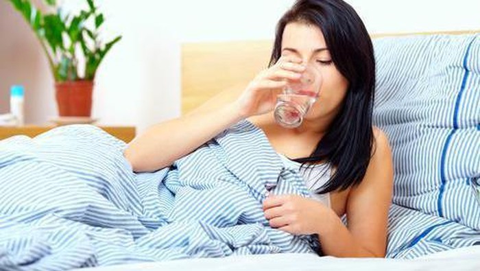 Alasan Mengapa Kamu Harus Minum Air Putih Sebelum Tidur