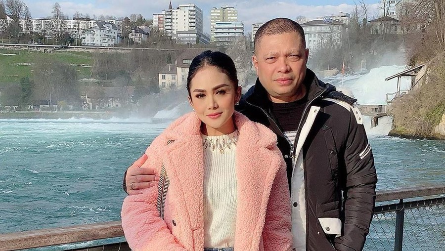 Perjalanan liburan Krisdayanti ke Eropa yang berujung dengan hujatan netizen, disorot media asing, hingga mendapat teguran partai.