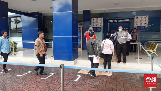 Direktur Lalu Lintas Polda Metro Jaya Kombes Sambodo Purnomo Yogo mengatakan penutupan layanan hanya dilakukan pada layanan SIM keliling dan sejumlah gerai.