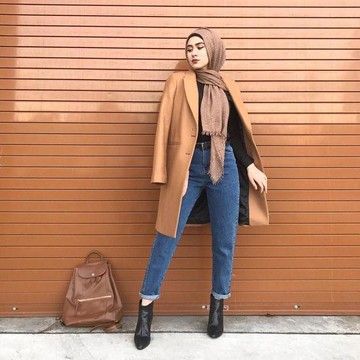 Tips Bergaya Vintage dengan Mix and Match Warna Hijab Cokelat