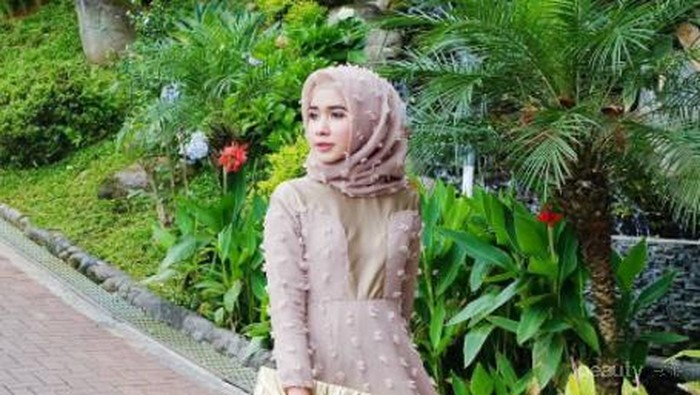 7 Inspirasi Gaun Muslim untuk Kondangan yang Simpel dan Anggun Ala Selebgram