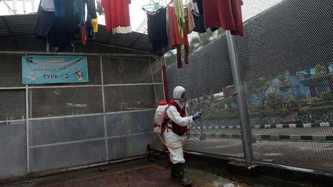 Beberapa lapas yang dijadikan tempat isolasi antara lain Lapas Pemuda II Tangerang dan Lapas IIA Cipinang Jakarta.