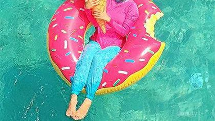 Bingung Gaya Hijab ke Pantai? Tiru Style Dian Pelangi Biar Makin Kece!
