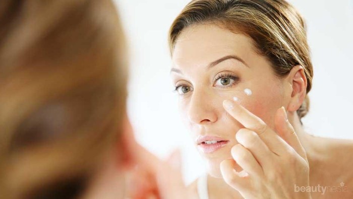 Hanya 3 Langkah Mudah, Kerutan di Mata Bisa Tersamarkan!