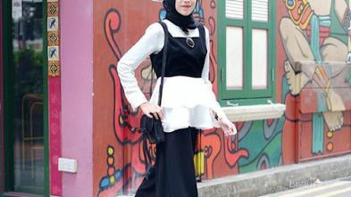 Inspirasi Fashion Hijab Monokrom ala Selebgram Amelia Elle untuk Kamu Hijabers Muda!