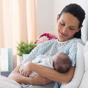 Hati-hati! Begini Lho Cara yang Tepat Menggendong Bayi Baru Lahir