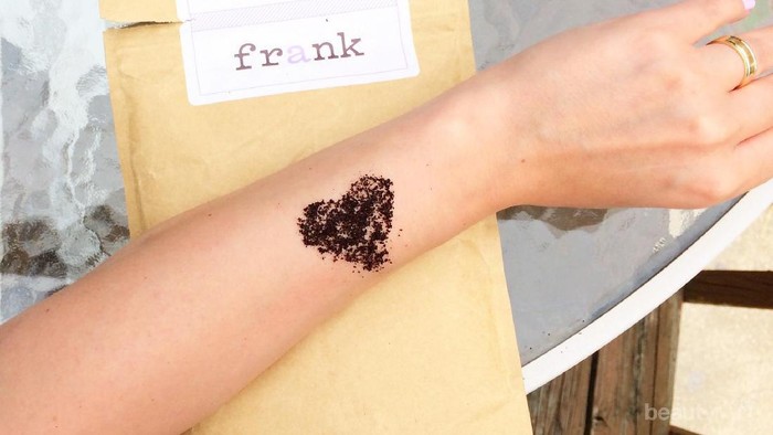 Bekas Jerawat, Bekas Luka, Hingga Selulit Bisa Diatasi dengan Body Scrub Ini Lho!