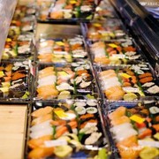Sushi Lovers, Di Tempat Ini, Kamu Bisa Menikmati Sushi Mulai Seharga Rp.3.000 Saja Lho!