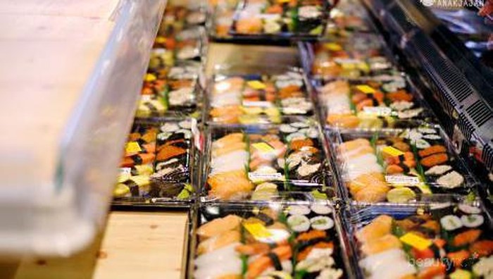 Sushi Lovers, Di Tempat Ini, Kamu Bisa Menikmati Sushi Mulai Seharga Rp.3.000 Saja Lho!