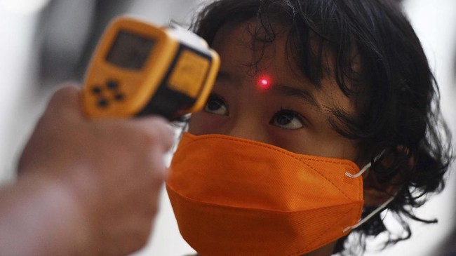WHO mewajibkan anak-anak di atas 12 tahun memakai masker. Sementara, anak-anak usia 6-11 tahun masih dibebaskan sesuai keinginan anak.