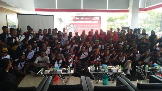 Velozity merayakan ulang tahun ke-8 di Bandar Lampung, dua mobil hybrid Toyota, Camry dan C-HR, turut serta dalam acara ini.
