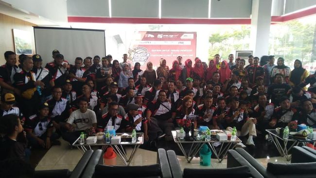 Loyalis Avanza Veloz Rayakan Ultah dengan Mobil Hybrid Toyota Velozity merayakan ulang tahun ke-8 di Bandar Lampung, dua mobil hybrid Toyota, Camry dan C-HR, turut serta dalam acara ini.