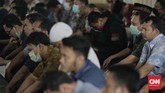 FOTO: Salat Jumat di Tengah Pandemi Covid-19 Salat Jumat masih berlangsung di antaranya di Masjid Al-Azhar meski ada imbauan MUI untuk meniadakan salat berjamaah di tengah wabah corona.