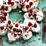 Resep Kue Simple untuk Tahun Baru, Coba Resep Pomegranate Pavlova Wreath Ini Yuk!