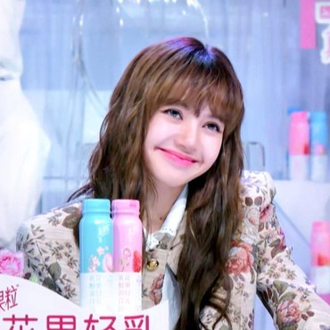 Sedih, Pengakuan Penggemar Bikin Lisa BLACKPINK Banjir Air Mata