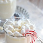 Yuk Hangatkan Tubuh di Musim Hujan dengan Resep White Hot Chocolate Manis Ini!