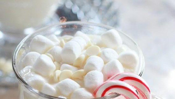 Yuk Hangatkan Tubuh di Musim Hujan dengan Resep White Hot Chocolate Manis Ini!