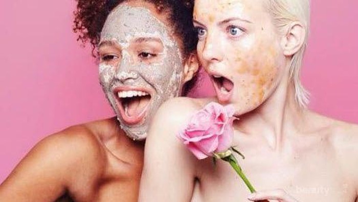 Wajah Cerah Berseri Berkat Charcoal Purifying Glow Mask yang Lagi Nge-hits Ini!