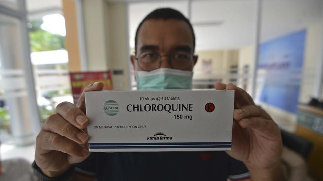 Petugas menunjukkan obat Chloroquine yang akan diserahkan kepada RSPI Sulianti Saroso di Jakarta, Sabtu (21/3/2020). Kementerian BUMN menyerahkan sebanyak 1.000 butir Chloroquine kepada RSPI Sulianti Saroso sebagai simbol bahwa pemerintah bergerak untuk menangani penyebaran virus corona (COVID-19). ANTARA FOTO/Aditya Pradana Putra/pras.
