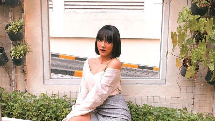 Ini Cara Mix and Match Rok Mini Ala Artis Untuk Tampilan yang Nggak Monoton