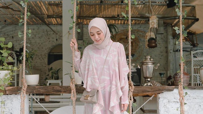 Simpel dan Manis, Perpaduan Warna Pastel untuk Outfit Hijab Ini Wajib Kamu Coba Simpel dan Manis, Perpaduan Warna Pastel untuk Outfit Hijab Ini Wajib Kamu Coba