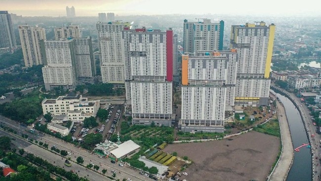 Foto aerial Wisma Atlet di Kemayoran, Jakarta, Jumat (20/3/2020). Presiden Joko Widodo menyatakan pemerintah telah menyiapkan Wisma Atlet Kemayoran sebagai rumah sakit darurat penanganan virus COVID-19 serta akan menjadi rumah isolasi bagi pasien yang rencannya akan dimulai Sabtu (21/3).  ANTARA FOTO/Galih Pradipta/aww.