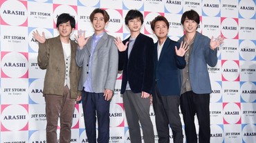 img-title Arashi Umumkan Lagu Kolaborasi dengan Bruno Mars