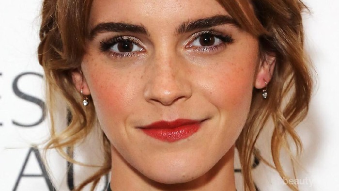 Tampil Lebih Keren, Tiru Ide Baju Ngantor ala Emma Watson Ini, Yuk!