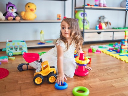 Anak Sibuk dengan Gadget Selama di Rumah? Yuk Ajak Mereka Main Physical Toys